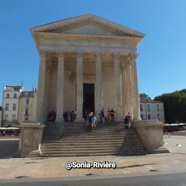 Sous les colonnes de la Maison Carrée